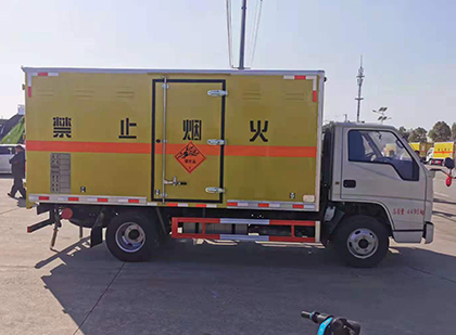 阎良爆破器材运输车工人安全操作规范与智能技术保障